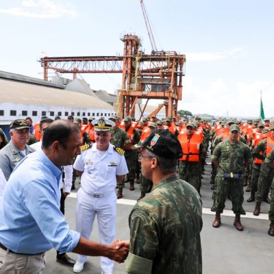 475 militares chegam para reforçar limpeza das praias no litoral sul da Bahia