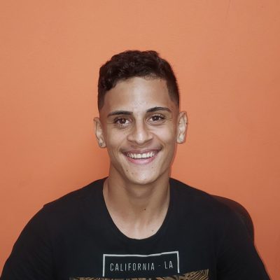 Jovem Gabriel Costa de Jesus, filho de Nemtoldos, se preparando para concurso da PM