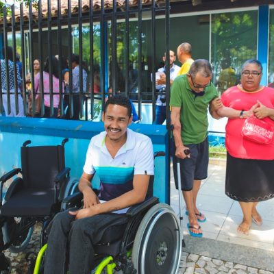 NAE entrega cadeiras de rodas para os usuários em Ilhéus