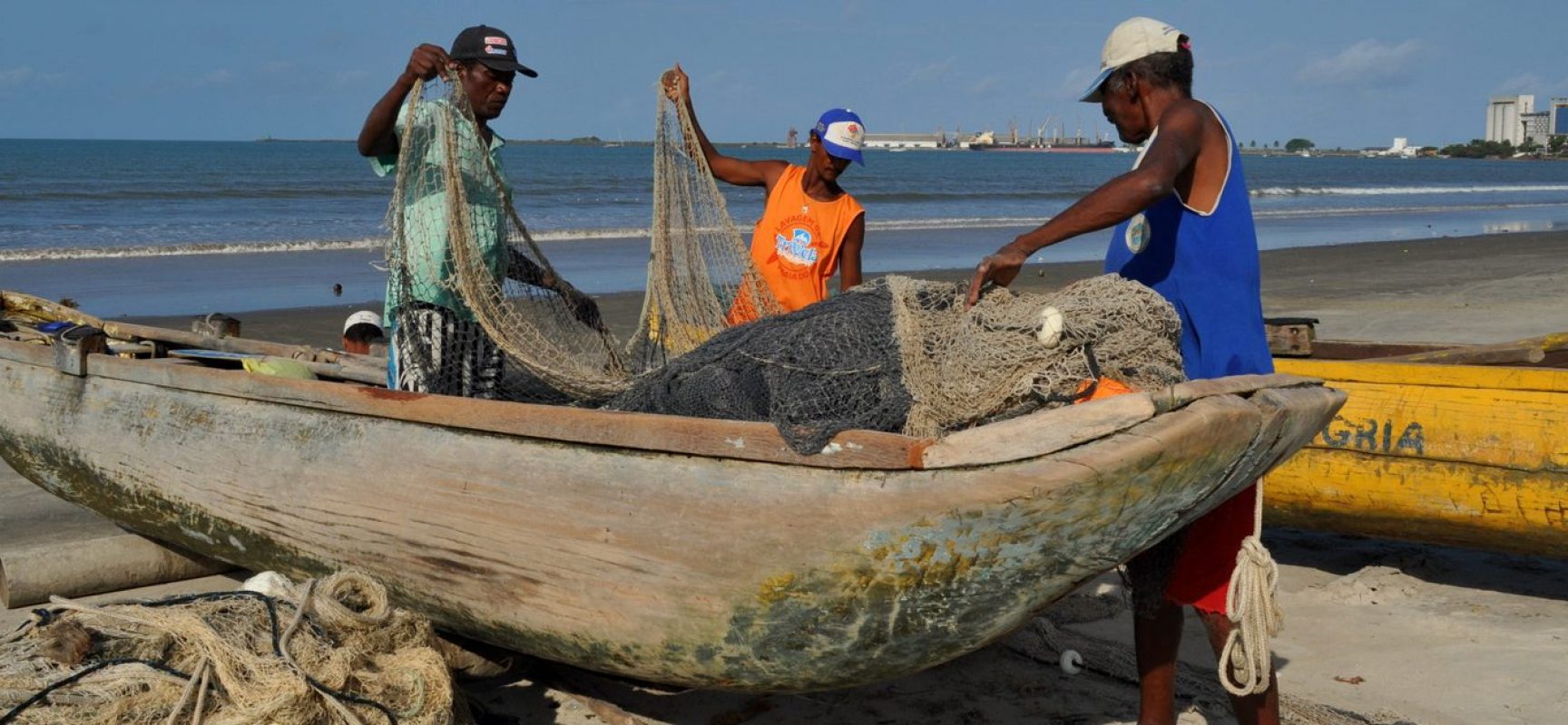 Pescadores discutem o problema trazido pelo óleo e Governo Federal garante seguro
