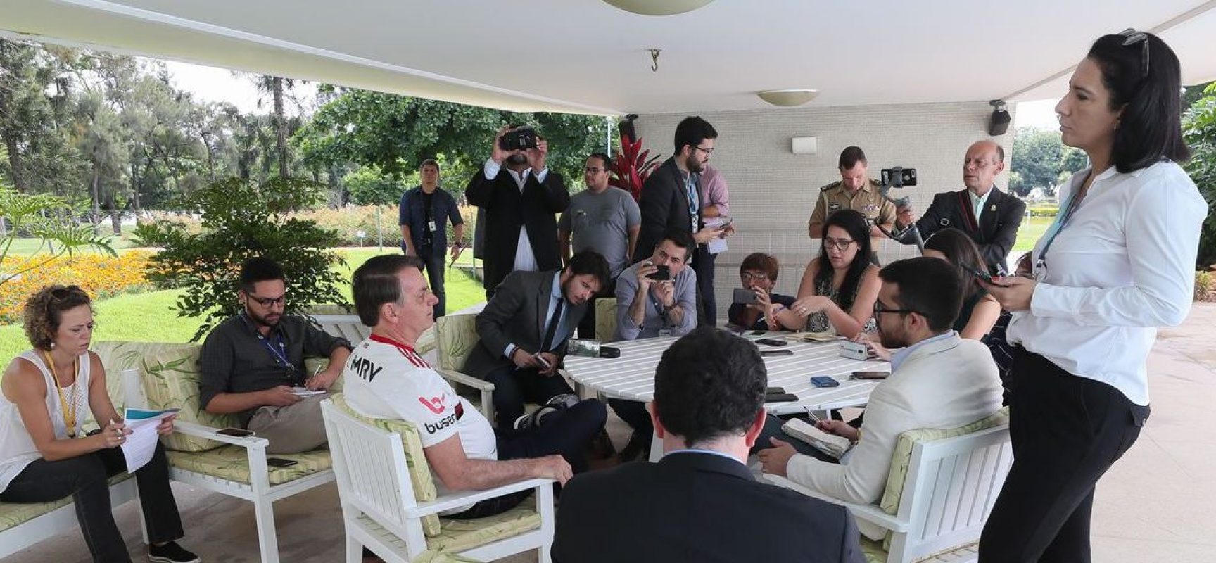 Bolsonaro assina decreto que regulamenta a Lei Aldir Blanc