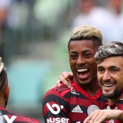 Campeão Flamengo vence Palmeiras em dia de recordes