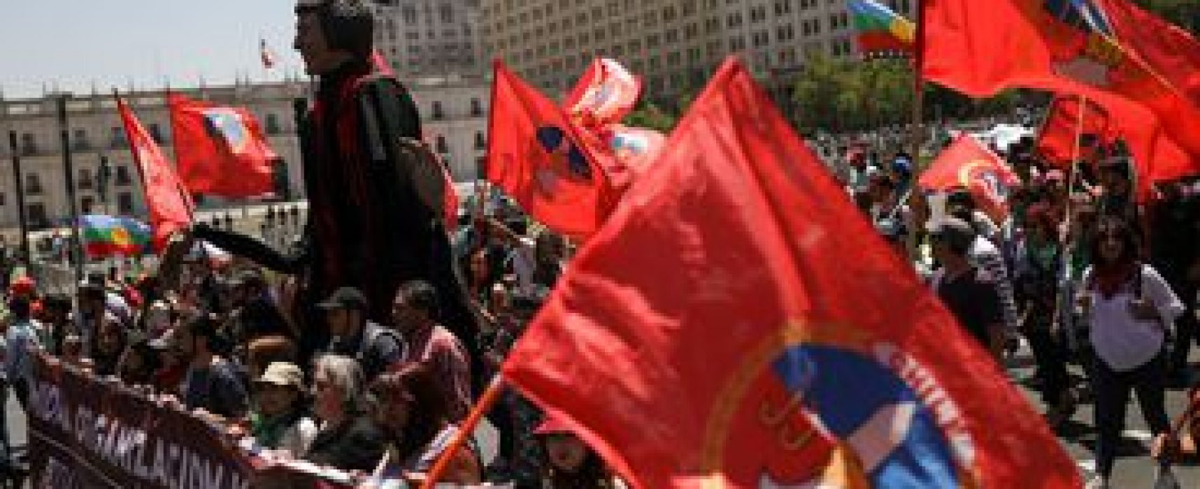 Confrontos voltam às ruas no Chile