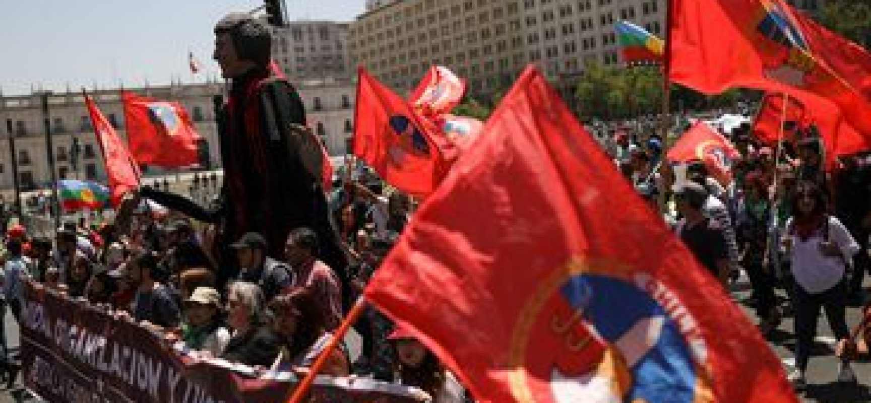 Confrontos voltam às ruas no Chile