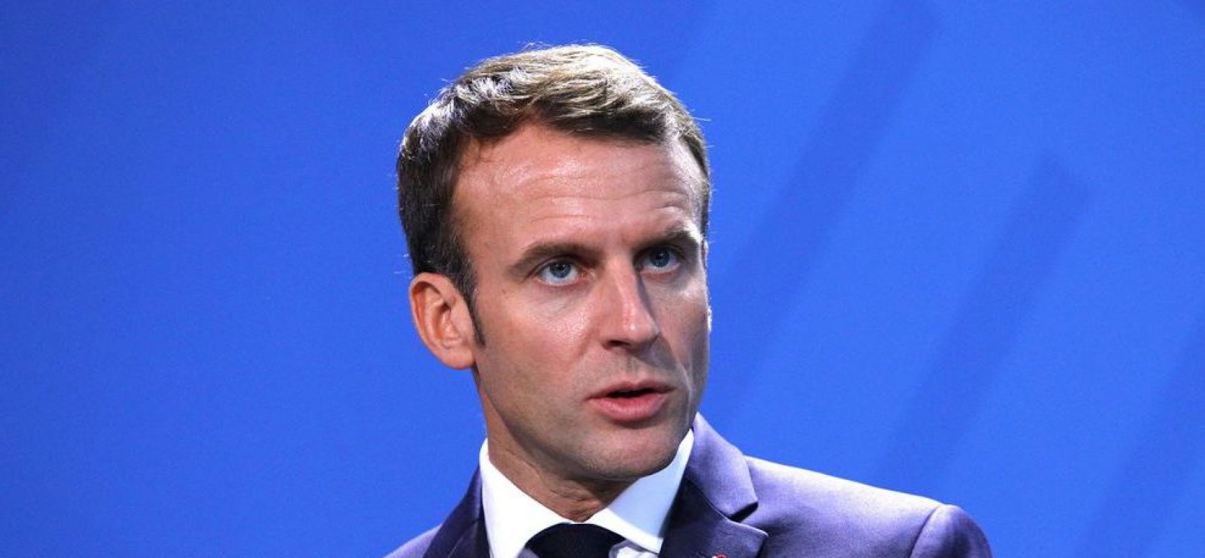 Em meio a protestos, presidente da França renuncia a pensão vitalícia
