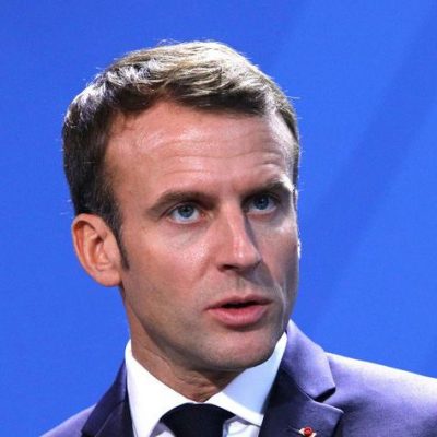 Em meio a protestos, presidente da França renuncia a pensão vitalícia
