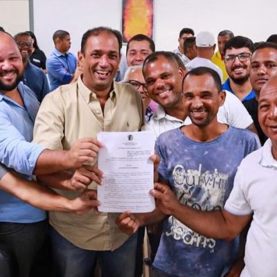 Prefeito assina lei que regulamenta transporte por aplicativos em Ilhéus