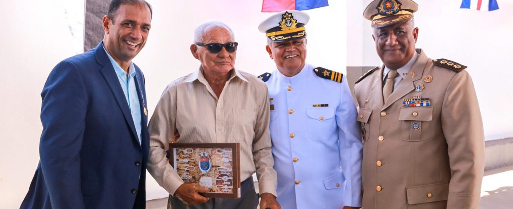 Prefeito prestigia entrega de homenagens  da Marinha em Ilhéus