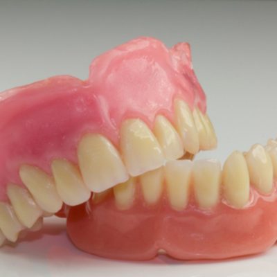 Prefeitura de Itacaré entregou gratuitamente 100 prósteses dentárias