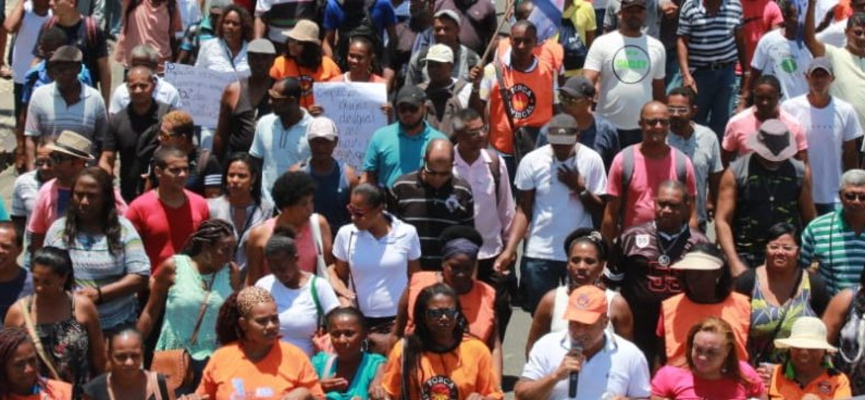 Sintepav BA realiza marcha com centenas de trabalhadores da construção pesada