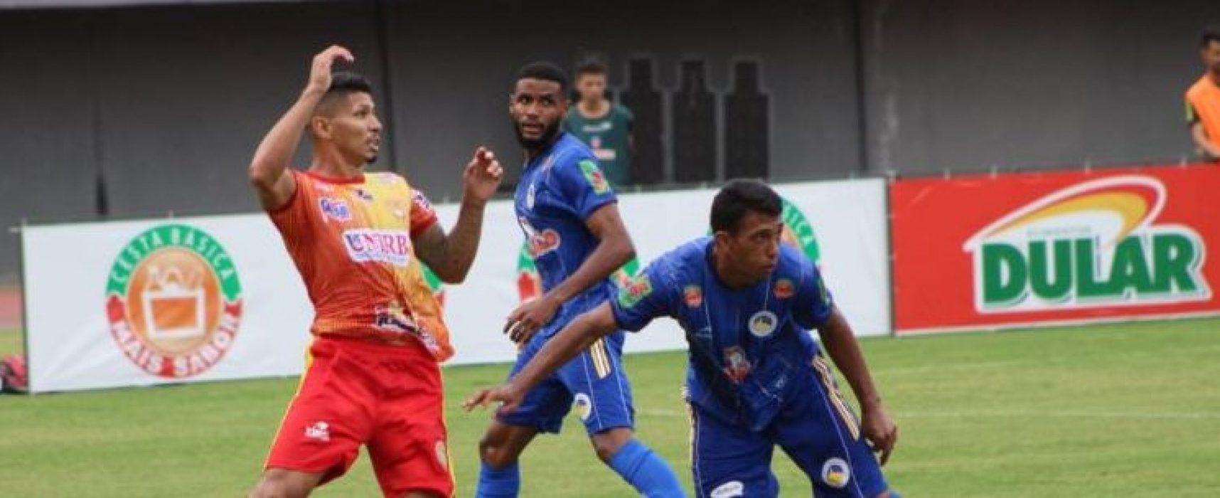 JACUIPENSE GOLEIA O BAHIA DE FEIRA E ASSUME LIDERANÇA