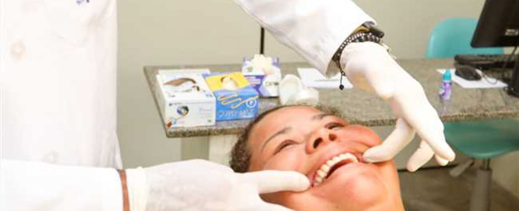 Pacientes atendidos na Feira Cidadã receberam óculos e próteses dentárias