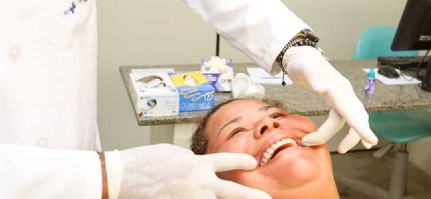 Pacientes atendidos na Feira Cidadã receberam óculos e próteses dentárias