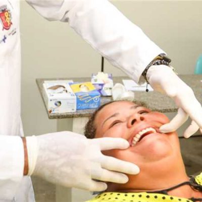 Pacientes atendidos na Feira Cidadã receberam óculos e próteses dentárias