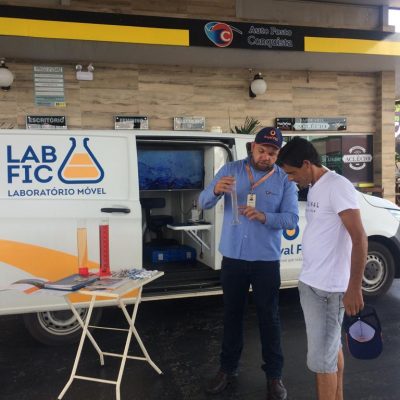 Pela primeira vez, laboratório móvel da Royal FIC visita postos de combustíveis de Itacaré e Maraú