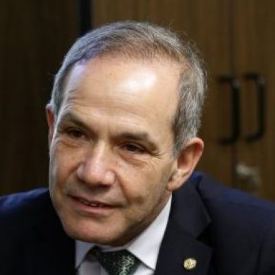 Proposta permite que universidades públicas cobrem mensalidade dos alunos