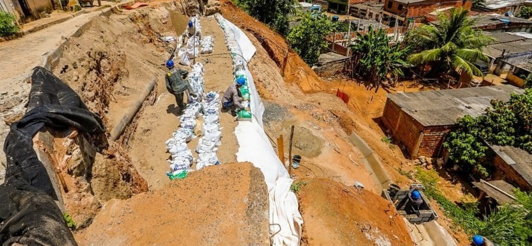 César Porto comemora construção de contenção na Avenida Palmares