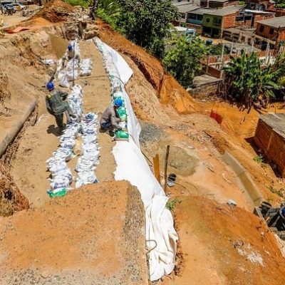 César Porto comemora construção de contenção na Avenida Palmares