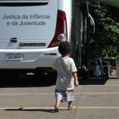 Como é o processo de adoção no país