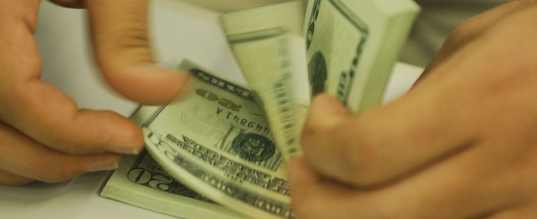Dólar sobe para R$ 5,66 com possíveis mudanças no teto de gastos