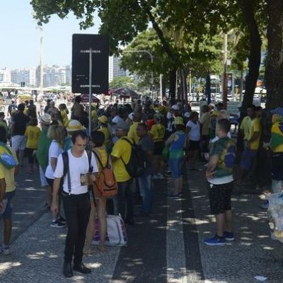 Manifestantes pró-governo fazem marchas e carreatas em cidades do país