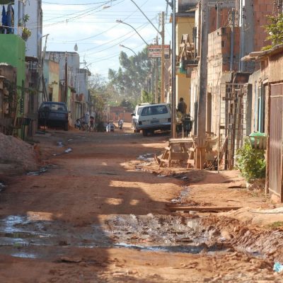 População pobre terá dificuldades em isolamento, afirma infectologista
