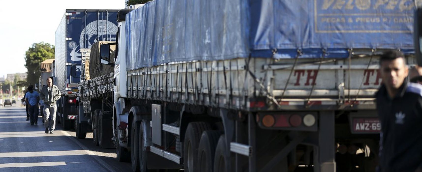 PRF recebe doações de alimentos e kits de higiene para caminhoneiros
