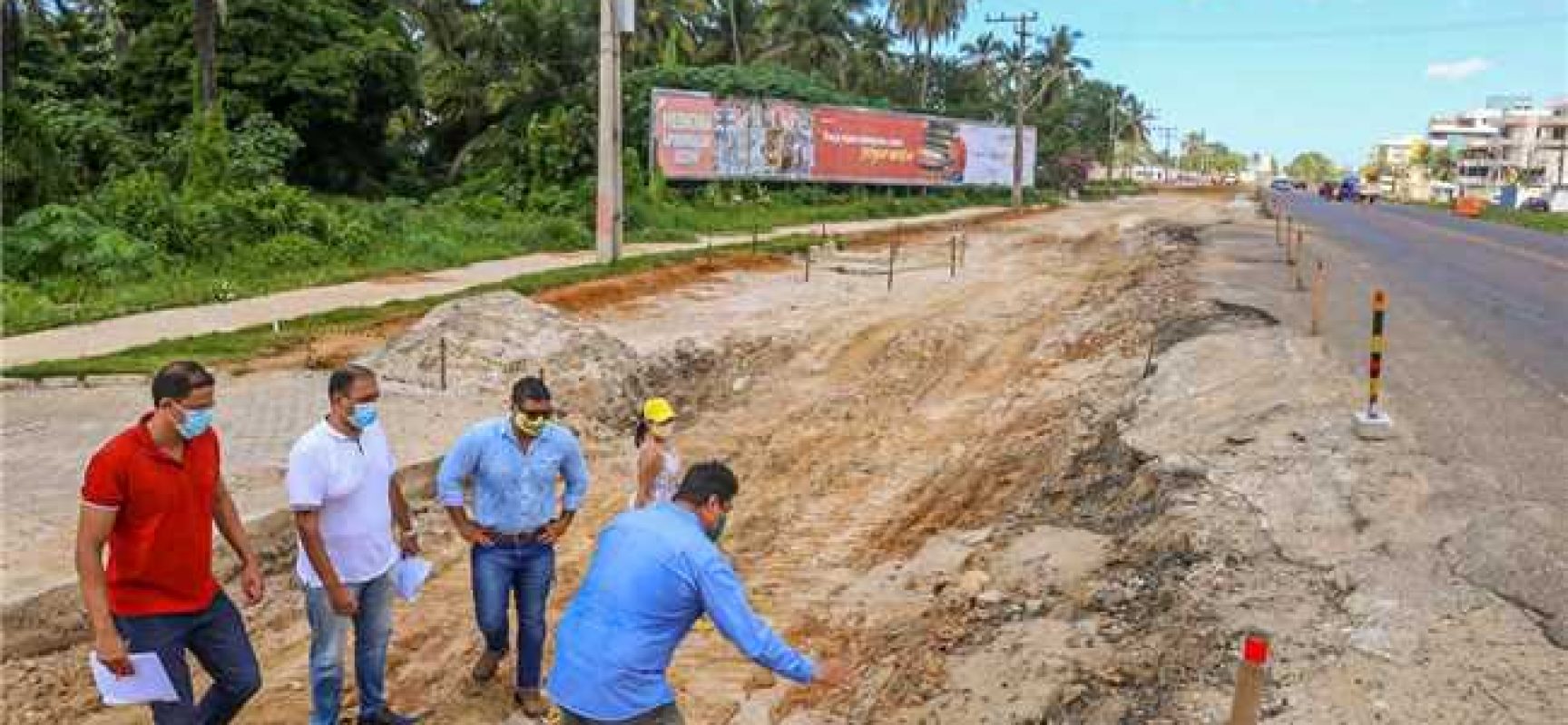 Prefeito de Ilhéus visita obra de duplicação da BA-001