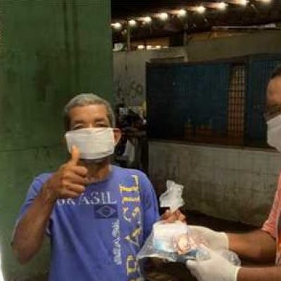 Prefeitura de Ilhéus entrega kits de higiene para pessoas em situação de rua