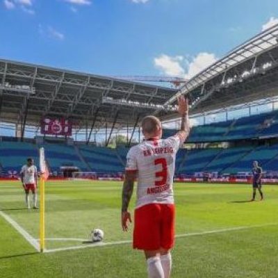 Torneio alemão reinicia com protocolo de segurança e gol de brasileiro