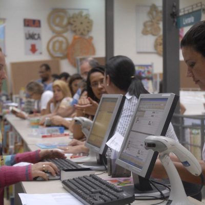 Intenção de consumo das famílias tem maior queda em dez anos, diz CNC