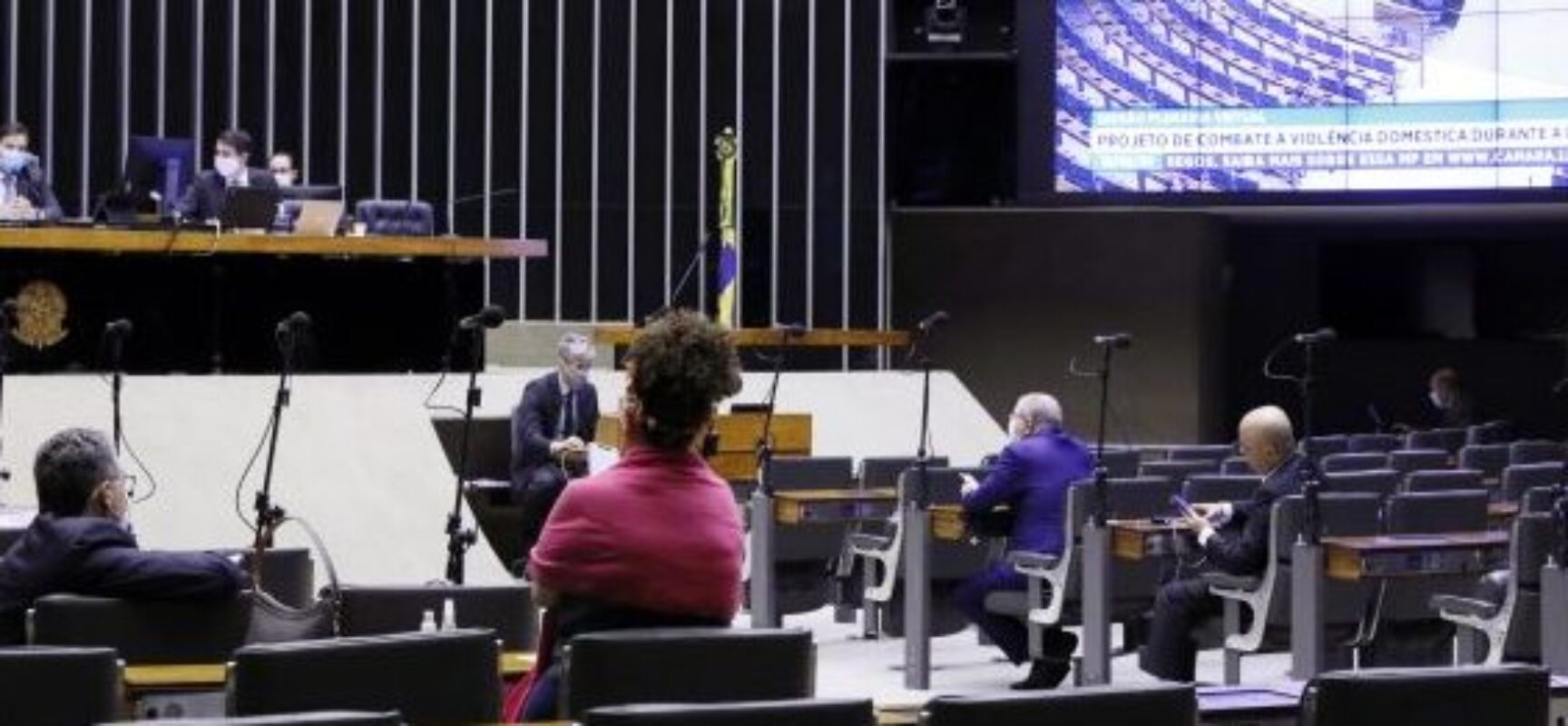 Plenário pode votar na terça MP que permite antecipação de férias para evitar demissões durante pandemia