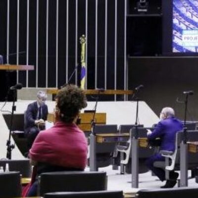 Plenário pode votar na terça MP que permite antecipação de férias para evitar demissões durante pandemia