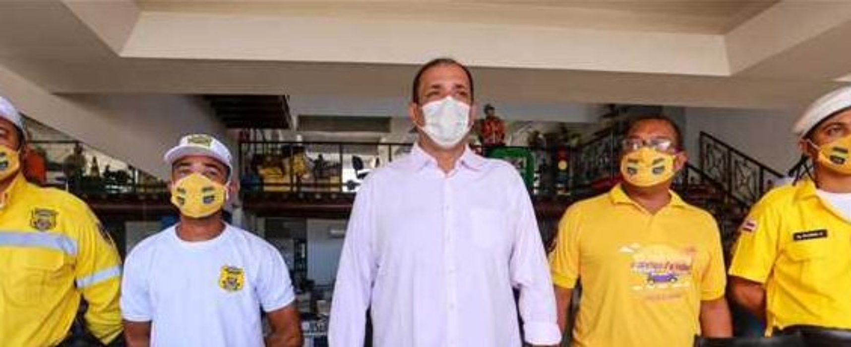 Prefeito entrega novos uniformes aos agentes de trânsito de Ilhéus