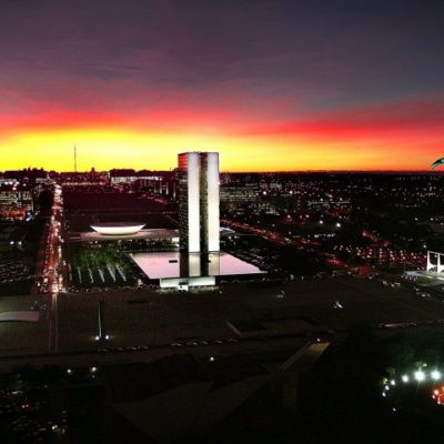 Projetos reduzem salários de parlamentares, presidente e ministros
