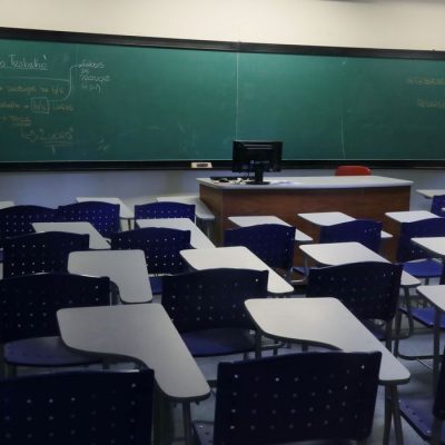 Câmara aprova texto-base de MP que flexibiliza ano letivo