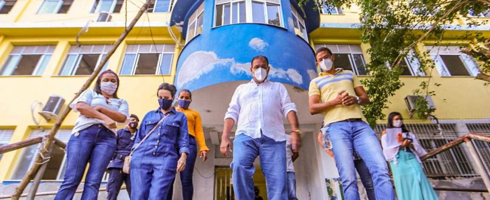 Prefeito de Ilhéus vistoria reforma do IME e da Escola Heitor Dias