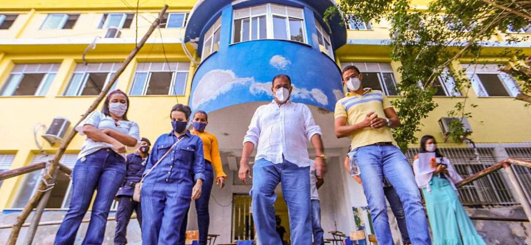 Prefeito de Ilhéus vistoria reforma do IME e da Escola Heitor Dias