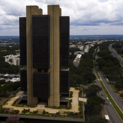 Taxas de juros para empresas e famílias recuam em junho, diz BC
