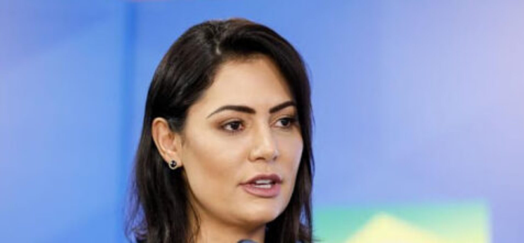 Fabrício Queiroz depositou 21 cheques na conta de Michelle Bolsonaro