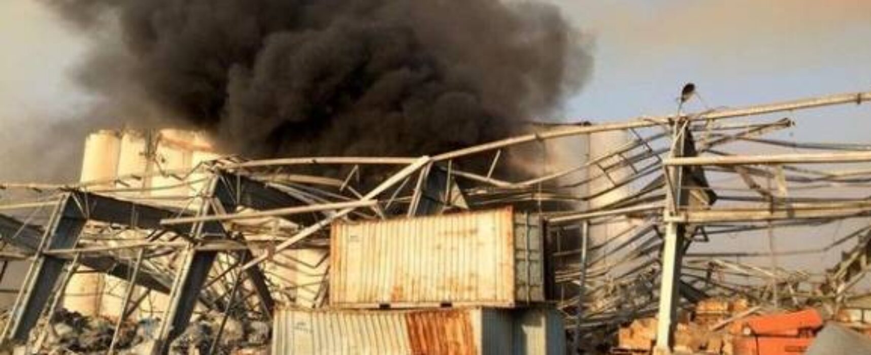 Grande explosão atinge área portuária de Beirute; governo cita ‘alto número de feridos’