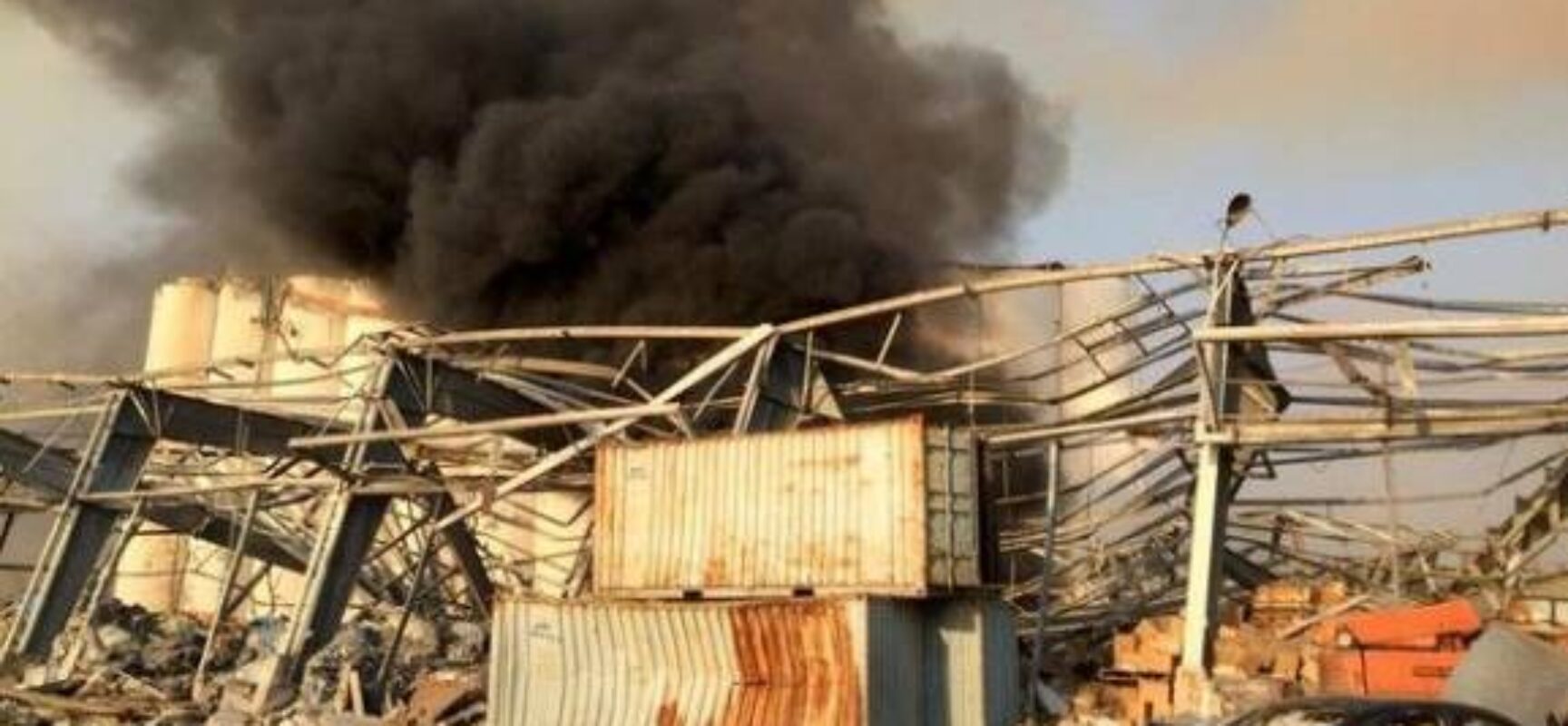 Grande explosão atinge área portuária de Beirute; governo cita ‘alto número de feridos’