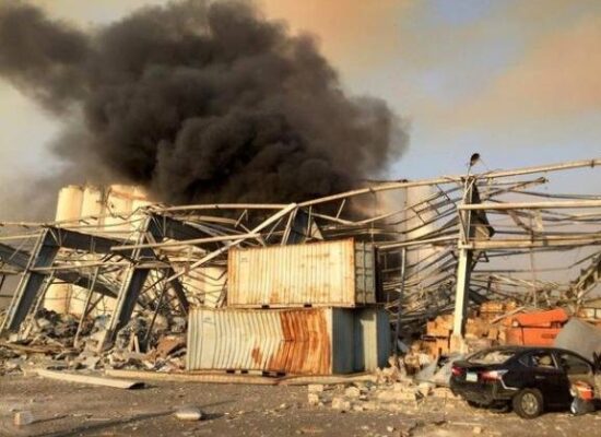 Grande explosão atinge área portuária de Beirute; governo cita ‘alto número de feridos’
