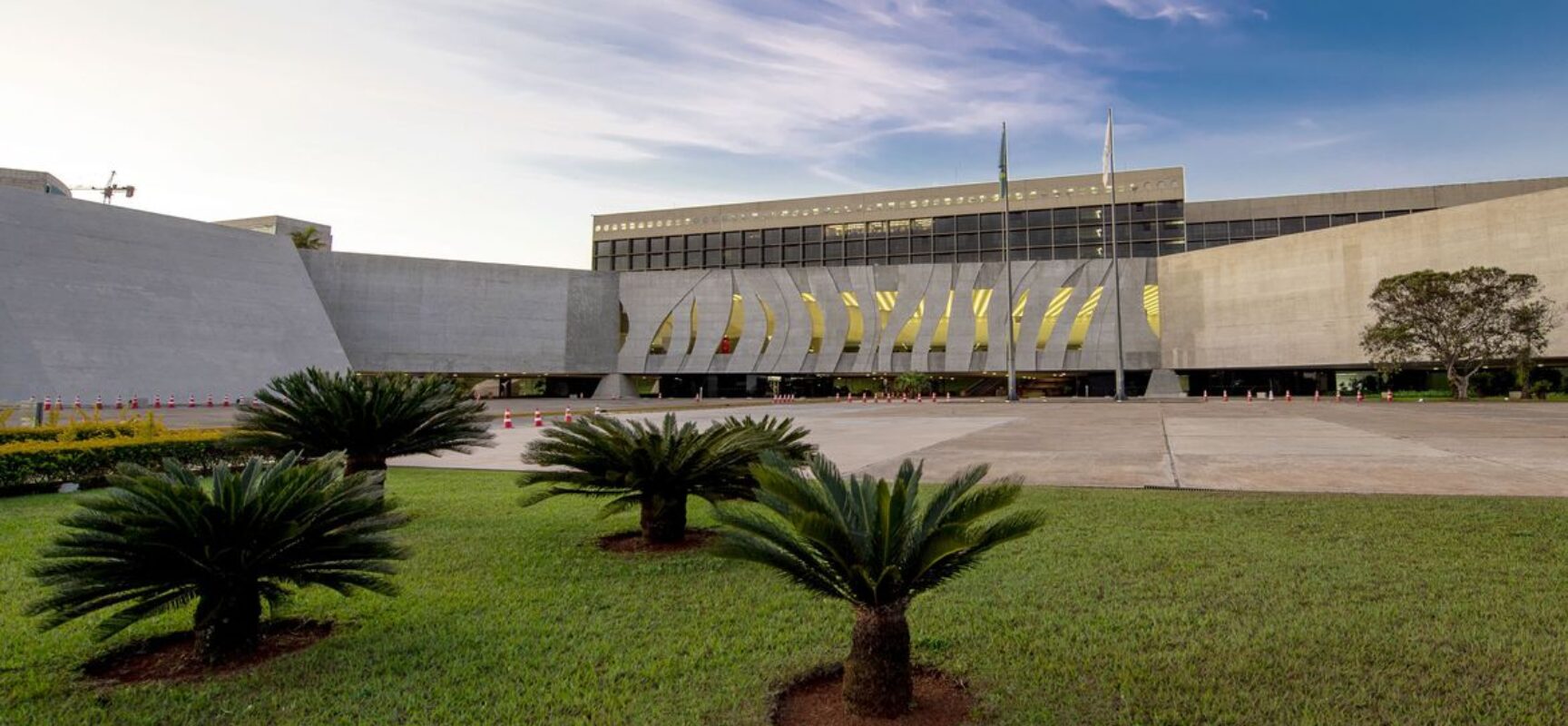 Ministro do STJ revoga prisão domiciliar de Queiroz e esposa