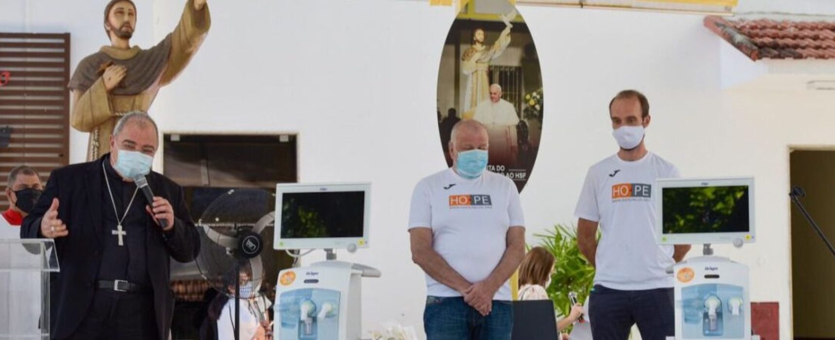 Papa Francisco doa equipamentos para tratamento da covid-19