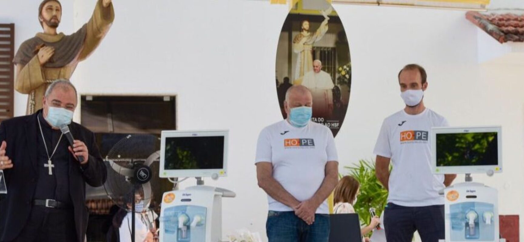 Papa Francisco doa equipamentos para tratamento da covid-19