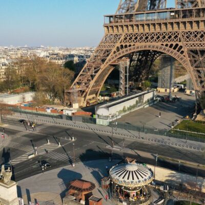 Paris obriga uso de máscaras ao ar livre em áreas movimentadas