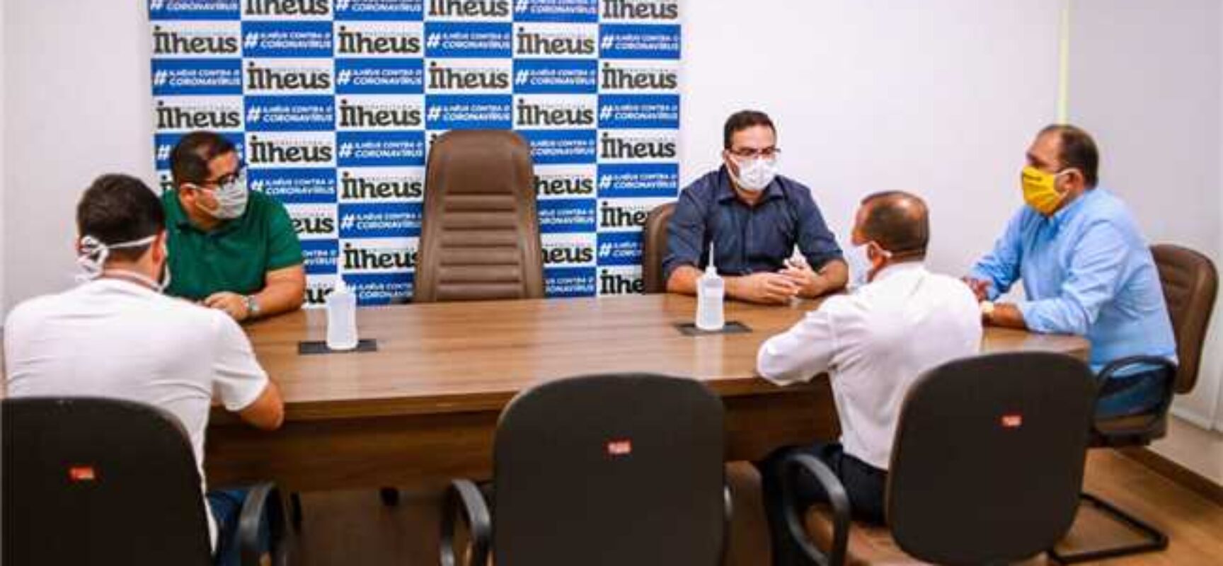 Prefeito assina concessão de uso de terreno à Diocese de Ilhéus para construção de igreja
