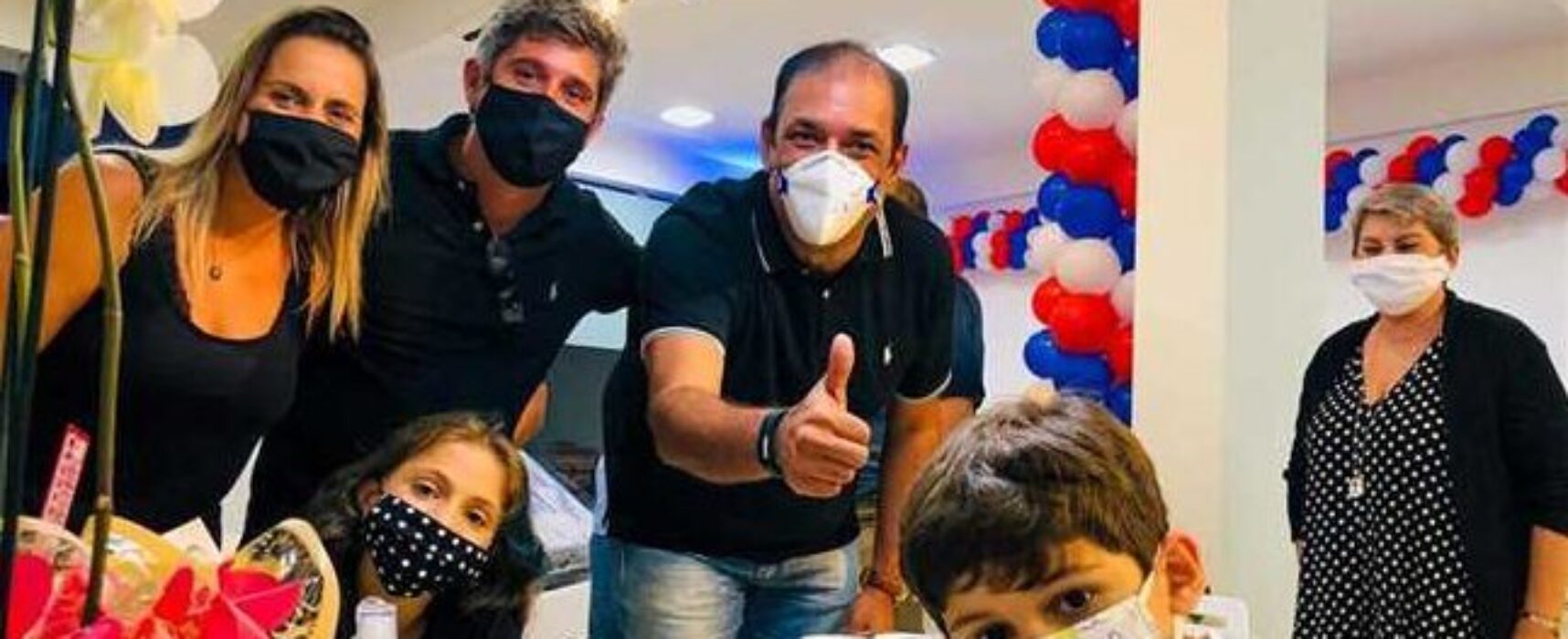 Prefeito de Ilhéus prestigia inauguração de nova loja