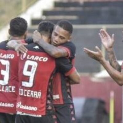 Vitória vira para cima do Oeste e cola no G-4